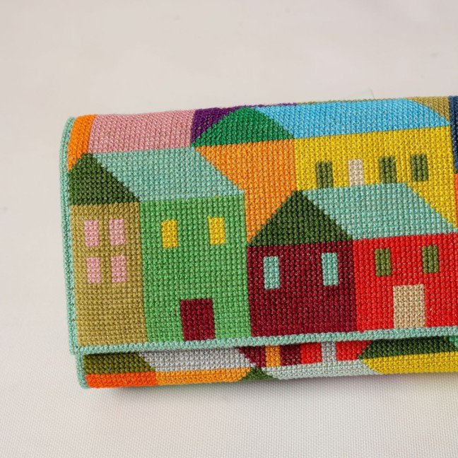 Houses 
Crochet Clutch