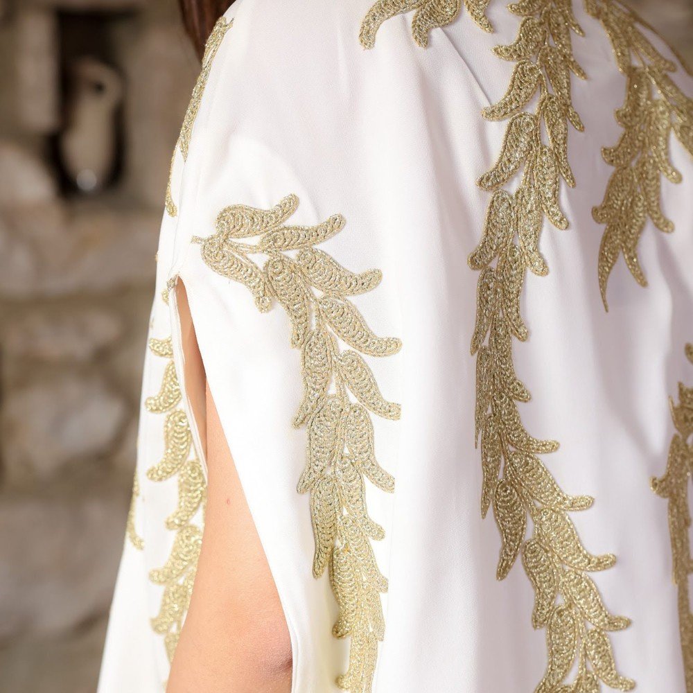 Baskinta: Long 
White Crepe Abaya