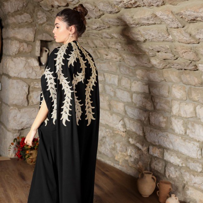 Baskinta: Long 
Black Crepe Abaya