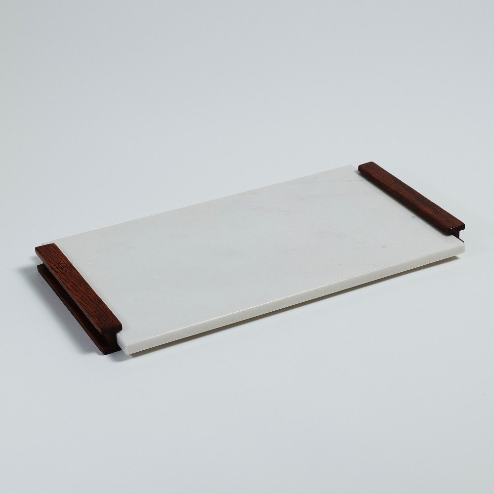 Carrara marble board 
with wooden handles