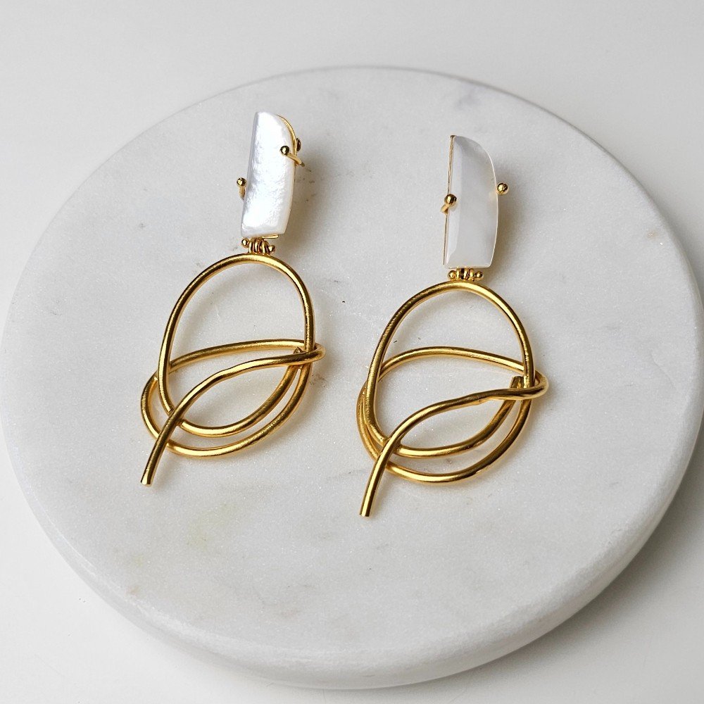 Stone Swing 
Nacre Earrings