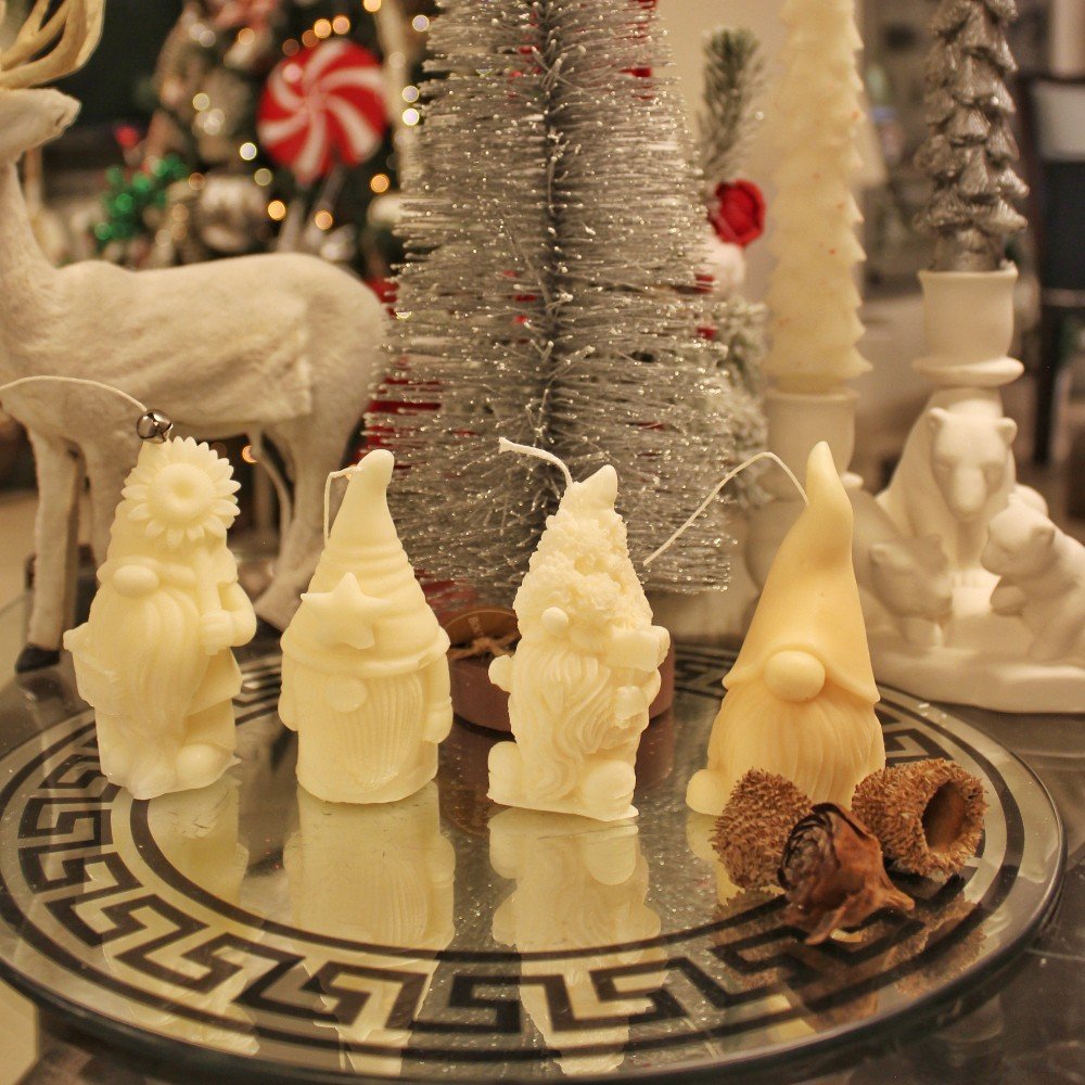 Santa's Little 
Helpers Candles Set