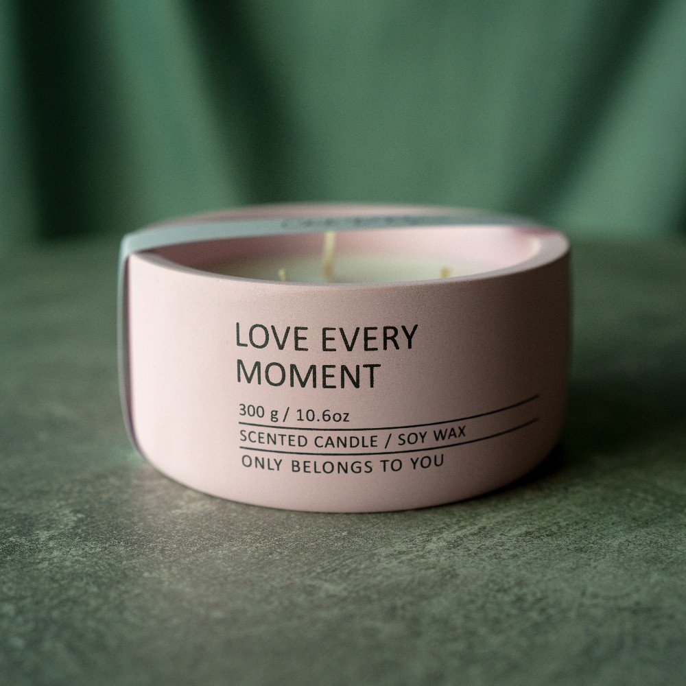 Elysian Ceramic 
Vessel Pink Candle