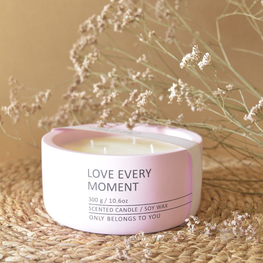 Elysian Ceramic 
Vessel Pink Candle