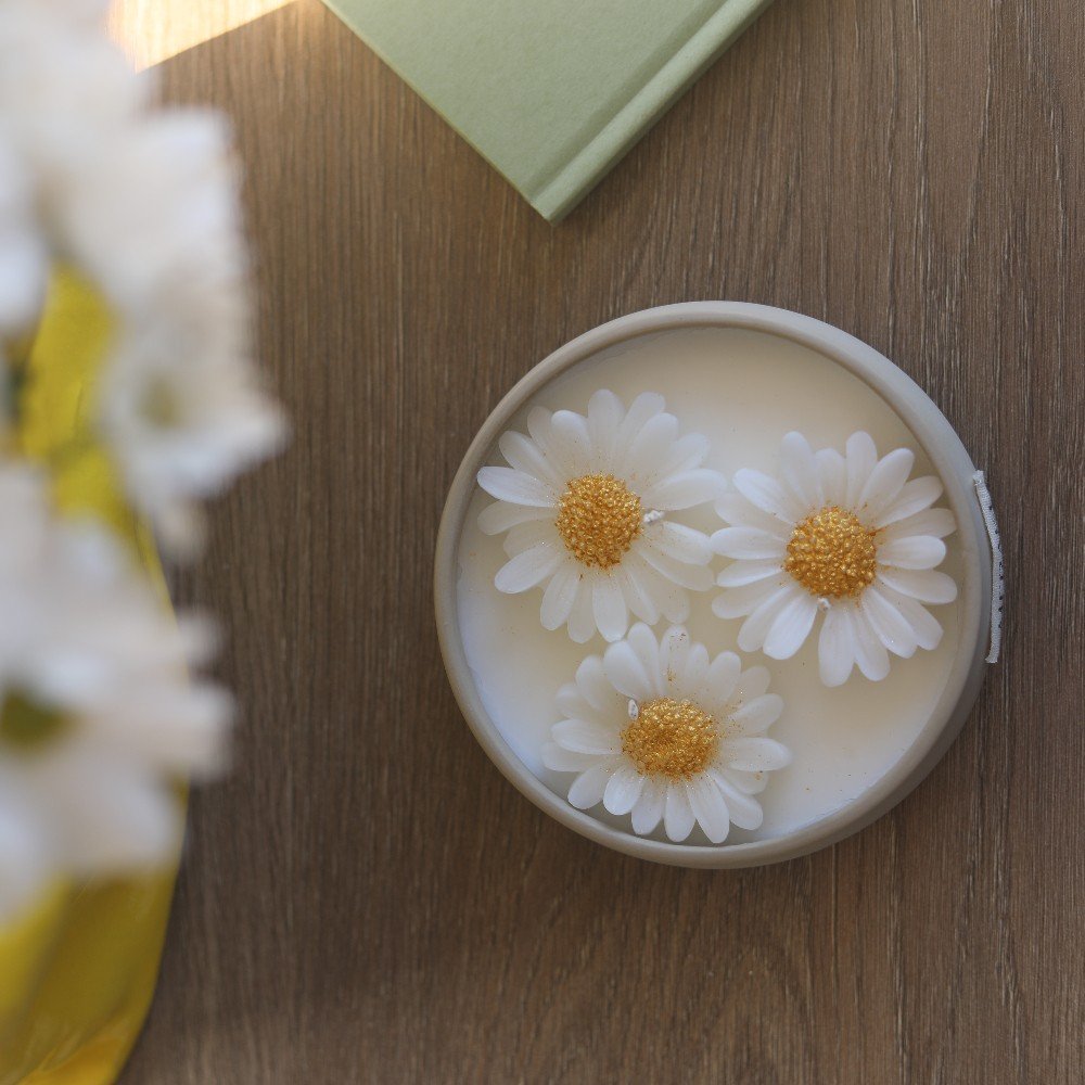 Daisy 
Bloom Candle