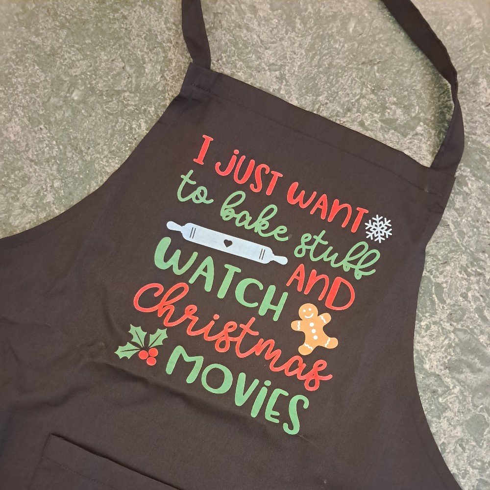 Personalized Christmas 
Apron: Bake & Watch