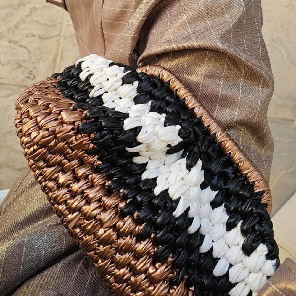 Noor 
Crochet Clutch
