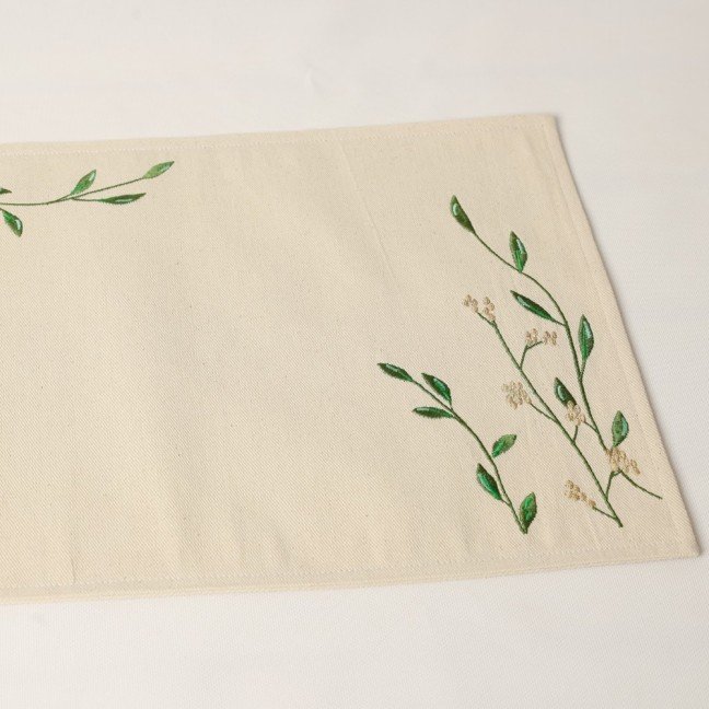 Set of 4 Embroidered 
Stem Placemats